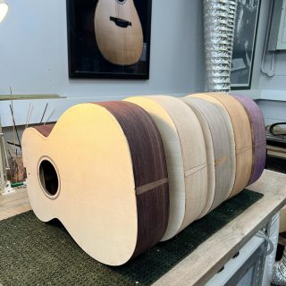 Final binding day of the year !

#acoustic #guitar #guitarist #rosewood #tonewood #celticguitar #irishguitar #luthier #guitarmaker #fingerstyle #boutiqueguitar #guitarist #newguitarday
