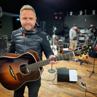 Great to drop off this custom Dreadnought to @derekryanmusicofficial during rehearsals for his latest tour kicking off tomorrow. 

More photos of the guitar to follow

#derekryan #irishguitar #luthier #customguitar