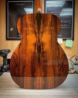 Here's a rather special guitar that has been finished for a little while, patiently waiting on it's CITES certificate. 
OM model
- Brazilian Rosewood Back and sides 
- Bearclaw Swiss Spruce Soundboard 
- Abalone Rosette Op2
- Ebony headstock, fingerboard, bridge and bindings 
- Pearl Logo
- Gotoh 510 machineheads 
- Gloss Finish with satin rear of neck

Second McNally guitar for this customer. 

#brazilianrosewood #luthier #customguitar
