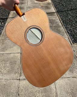 Final lacquer coats for this OM21, Cedar/ Walnut for @maksguitars London.

#acoustic #guitar #guitarist #rosewood #tonewood #celticguitar #irishguitar #luthier #guitarmaker #fingerstyle #boutiqueguitar #guitarist #newguitarday #walnut