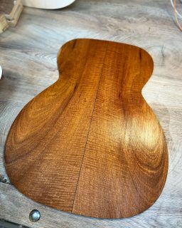 Haven't made a Jumbo model for a while, but there's a few in the schedule over the next few months. Including this Adirondack/ Figured Mahogany for @thefellowshipofacoustics 

#acoustic #guitar #guitarist #tonewood #celticguitar #irishguitar #luthier #guitarmaker #fingerstyle #boutiqueguitar #guitarist #newguitarday #rosewood #whatsonyourbench #customguitar #newguitar #mahogany